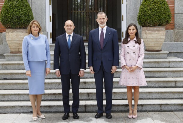 Sus Majestades los Reyes junto al al presidente de la República de Bulgaria, Rumen Radev, y la primera dama, Desislava Radeva